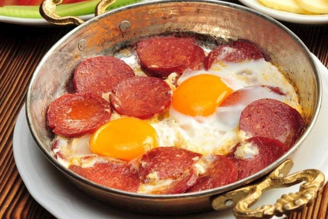 Sahanda Sucuklu Yumurta
